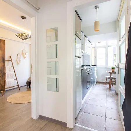 Lejlighed Pretty Corner Flat With Abundant Light In Kadikoy *