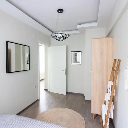 Lejlighed Pretty Corner Flat With Abundant Light In Kadikoy *