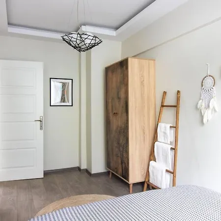 Pretty Corner Flat With Abundant Light In Kadikoy