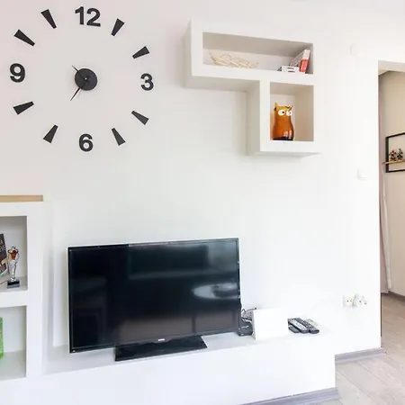 Pretty Corner Flat With Abundant Light In Kadikoy